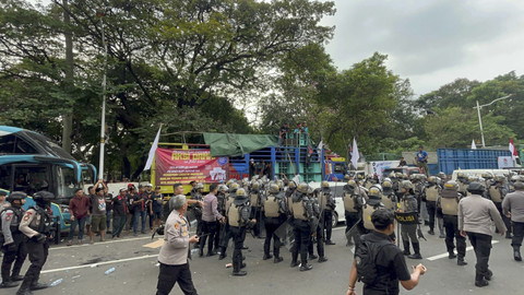 Sejumlah petugas kepolisian berjaga saat demo supir truk tolak peraturan ODOL ke pemerintah di Jalan Merdeka Selatan, Jakarta, Rabu (2/7/2025). Foto: Rayyan Farhansyah/kumparan