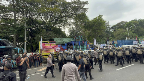 Sejumlah petugas kepolisian berjaga saat demo supir truk tolak peraturan ODOL ke pemerintah di Jalan Merdeka Selatan, Jakarta, Rabu (2/7/2025). Foto: Rayyan Farhansyah/kumparan