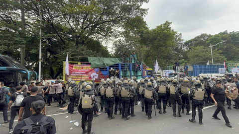 Sejumlah petugas kepolisian berjaga saat demo supir truk tolak peraturan ODOL ke pemerintah di Jalan Merdeka Selatan, Jakarta, Rabu (2/7/2025). Foto: Rayyan Farhansyah/kumparan