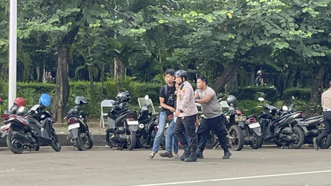 Petugas kepolisian mengamankan demonstran saat unjuk rasa supir truk tolak peraturan ODOL ke pemerintah di Jalan Merdeka Selatan, Jakarta, Rabu (2/7/2025). Foto: Rayyan Farhansyah/kumparan
