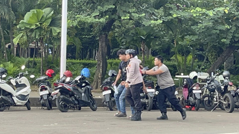 Petugas kepolisian mengamankan demonstran saat unjuk rasa supir truk tolak peraturan ODOL ke pemerintah di Jalan Merdeka Selatan, Jakarta, Rabu (2/7/2025). Foto: Rayyan Farhansyah/kumparan