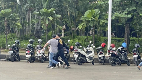Petugas kepolisian mengamankan demonstran saat unjuk rasa supir truk tolak peraturan ODOL ke pemerintah di Jalan Merdeka Selatan, Jakarta, Rabu (2/7/2025). Foto: Rayyan Farhansyah/kumparan