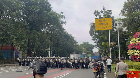 Polisi pukul mundur pendemo supir truk yang sudah kembali ke armada masing-masing, Jakarta Pusat, Rabu (2/7/2025). Foto: Rayyan Farhansyah/kumparan