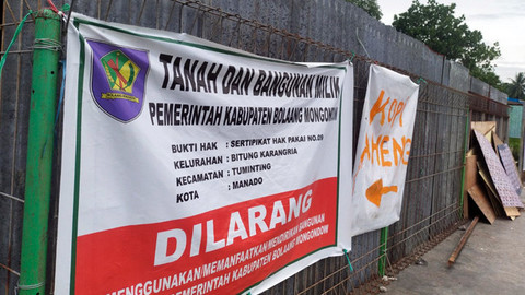 Spanduk larangan untuk menempati lahan di Bitung Karangria Manado.