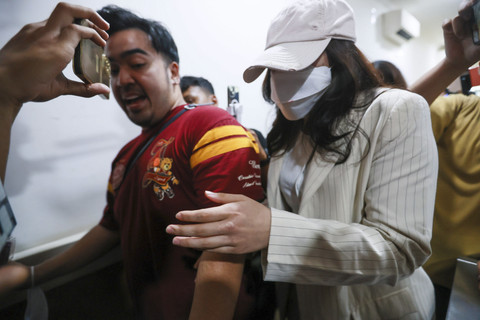 Anak Nikita Mirzani, Laura Meizani saat mendatangi Pengadilan Negeri Jakarta Selatan terkait kasus persetubuhan dibawah umur di Jakarta, Rabu (2/7/2025). Foto: Agus Apriyanto