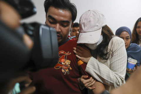 Anak Nikita Mirzani, Laura Meizani saat mendatangi Pengadilan Nege... </div>
<div class=