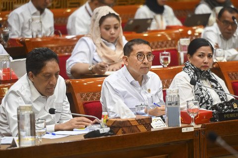 Menteri Kebudayaan Fadli Zon (tengah) mendengarkan pandangan fraksi saat rapat kerja dengan Komisi X DPR di Kompleks Parlemen, Senayan, Jakarta, Selasa (2/7/2025). Foto: Rivan Awal Lingga/ANTA... </div>
<div class=