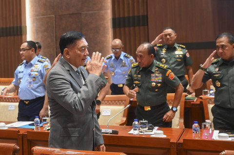 Menteri Pertahanan Sjafrie Sjamsoeddin bersiap mengikuti rapat kerja dengan Komisi I DPR di Kompleks Parlemen, Senayan, Jakarta, Selasa (2/7/2025). Foto: Rivan Awal Lingga/ANTARA FOTO