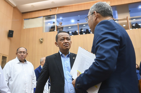 Menteri ESDM Bahlil Lahadalia (tengah) bersiap mengikuti rapat kerja dengan Komisi XII DPR di Kompleks Parlemen, Senayan, Jakarta, Selasa (2/7/2025). Foto: Rivan Awal Lingga/ANTARA FOTO