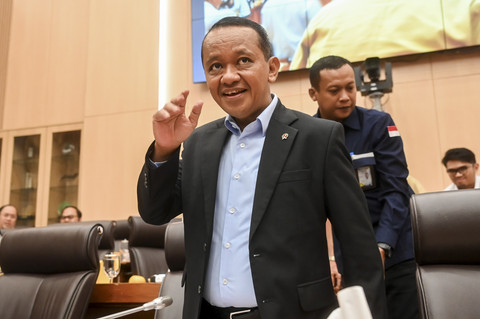 Menteri ESDM Bahlil Lahadalia bersiap mengikuti rapat kerja dengan Komisi XII DPR di Kompleks Parlemen, Senayan, Jakarta, Selasa (2/7/2025). Foto: Rivan Awal Lingga/ANTARA FOTO