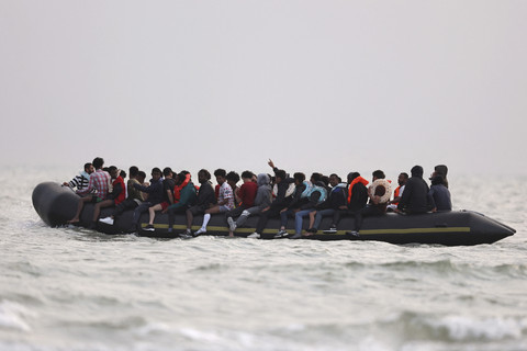 Sekelompok migran di atas perahu karet meninggalkan pantai di Gravelines, dekat Calais, Prancis, Rabu (2/7/2025). Foto: Gonzalo Fuentes/REUTERS