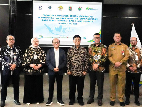 Pimpinan Ditjen PKN III BPK RI Akhsanul Khaq (keempat dari kanan), Direktur Utama BPJS Ketenagakerjaan Pramudya Iriawan Buntoro (ketiga dari kanan), Kepala Badan Perencanaan dan Pengembangan Ketenagakerjaan Kementerian Ketenagakerjaan Prof. Anwar Sanusi (ketiga dari kanan) Direktur Jenderal Bina Pemerintahan Desa Kementerian Dalam Negeri Dr. La Ode Ahmad P. Bolombo (kanan), Direktur Pelayanan BPJS Ketenagakerjaan Roswita Nilakurnia (kedua dari kanan) pada FGD "Perlindungan Jaminan Sosial Ketenagakerjaan pada Ekosistem Desa dan Pekerja Rentan Desa" di Plaza BPJamsostek, Jakarta, Selasa (1/7). Foto: Dok. BPJS Ketenagakerjaan