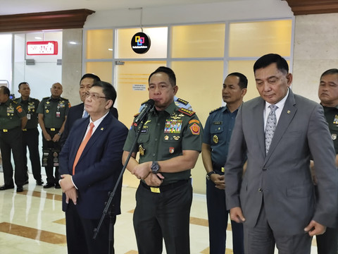 Menteri Pertahanan Sjafrie Sjamsoeddin, Ketua Komisi I DPR Utut Adianto, dan Panglima TNI Agus Subiyanto memberikan keterangan pers usai rapat bersama Komisi I DPR di Kompleks Parlemen, Senayan, Jakarta, Rabu (2/7/2025). Foto: Luthfi Humam/kumparan