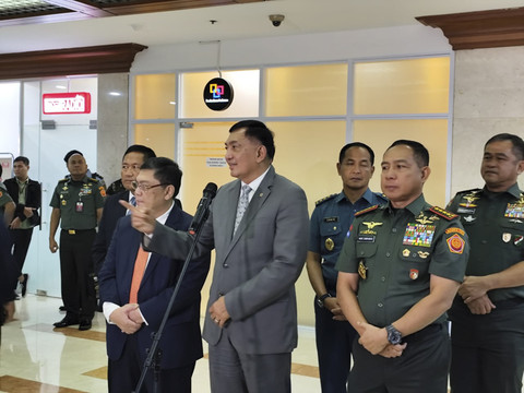 Menteri Pertahanan Sjafrie Sjamsoeddin, Ketua Komisi I DPR Utut Adianto, dan Panglima TNI Agus Subiyanto memberikan keterangan pers usai rapat bersama Komisi I DPR di Kompleks Parlemen, Senayan, Jakarta, Rabu (2/7/2025). Foto: Luthfi Humam/kumparan