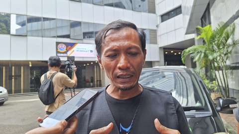 Ketua Asosiasi Sopir Logistik Indonesia Slamet Barokah menjawab pertanyaan wartawan saat dijumpai di Kementerian Perhubungan, Jakarta Pusat, Rabu (2/7/2025). Foto: Rayyan Farhansyah/kumparan