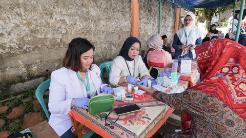 Kegiatan pemeriksaan kesehatan gratis (Mini MCU) pada acara Tanggung Jawab Sosial & Lingkungan (TJSL) AdMedika di wilayah Kampung Rambutan, Kelurahan Sempur, Kota Bogor, Kamis (26/6). Foto: Telkom