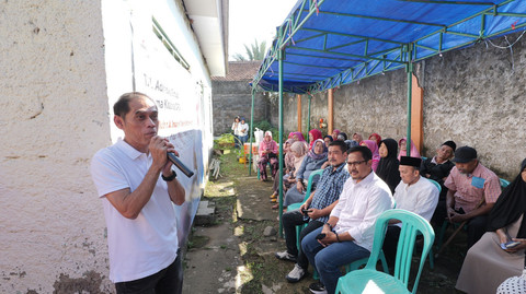 GM Finance & Business Control AdMedika Topan Susanto saat memberikan sambutan pada acara Tanggung Jawab Sosial & Lingkungan (TJSL) AdMedika di wilayah Kampung Rambutan, Kelurahan Sempur, Kota Bogor, Kamis (26/6). Foto: Telkom