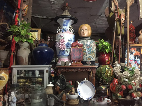 Koleksi barang antik yang dijual di Toko Thayang/Anyelir.