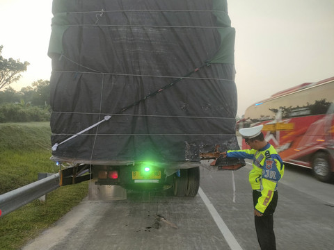 Kecelakaan mobil pikap box dengan truk di Tol Ngawi-Kertosono KM 623 jalur A, Rabu (2/7/2025). Foto: Dok. Istimewa