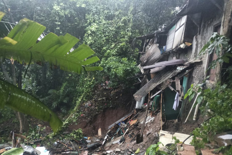 Rumah warga di Jaktim terdampak longsor, Rabu (2/7/2025). Foto: Widya untuk kumparan