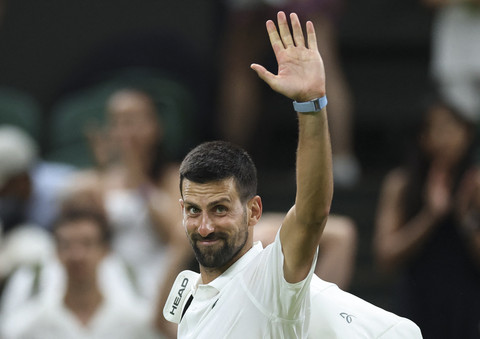 Atlet Tenis asal Serbia Novak Djokovic melambaikan tangan sebelum laga melawan atlet Tenis asal Prancis Alexandre Muller saat pertandingan Tenis Wimbledon All England Lawn Tennis and Croquet Club di London, Inggris, Selasa (1/7/2025). Foto: Toby Melville/Reuters