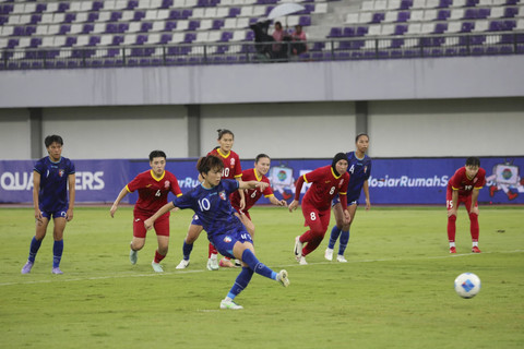 Pemain Timnas wanita Taiwan Saki Matsunaga menendang bola ke arah gawang Timnas wanita Kirgizstan pada pertandingan grup D Kualifikasi Piala Asia Wanita 2026 di Indomilk Arena, Tangerang, Banten, Rabu (2/7/2025). Foto: Dicky Adam Sidiq/kumparan