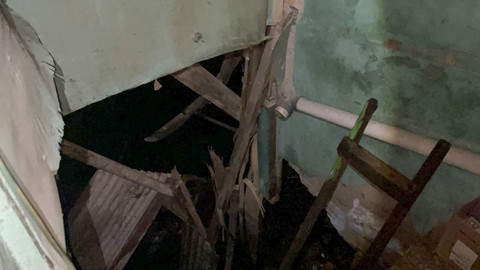 Kondisi rumah yang terkena dampak longsor di RT/RW 13/3, Kelurahan Gedong, Kecamatan Pasar Rebo, Jakarta Timur, Rabu (2/6/2025). Foto: Rayyan Farhansyah/kumparan
