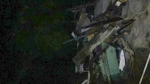 Kondisi rumah yang terkena dampak longsor di RT/RW 13/3, Kelurahan Gedong, Kecamatan Pasar Rebo, Jakarta Timur, Rabu (2/6/2025). Foto: Rayyan Farhansyah/kumparan