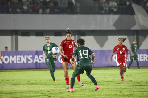 Pemain Timnas Wanita Indonesia Zahra Muzdalifah beraksi pada pertandingan Piala Asia Wanita 2026 antara Indonesia vs Pakistan di Indomilk Arena, Tangerang, Banten, Rabu (2/7/2025). Foto: Dicky Adam Sidiq/kumparan