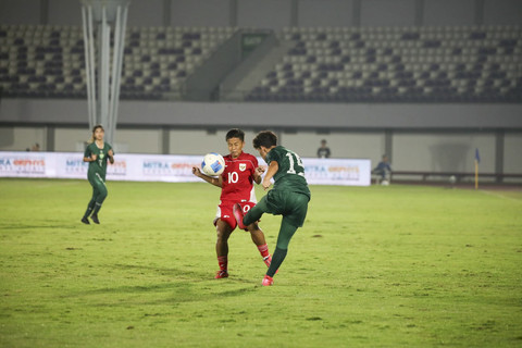 Pemain Timnas Wanita Indonesia Sheva Imut berduel dengan pemain Pakistan Anmool Hira pada pertandingan Piala Asia Wanita 2026 antara Indonesia vs Pakistan di Indomilk Arena, Tangerang, Banten, Rabu (2/7/2025). Foto: Dicky Adam Sidiq/kumparan
