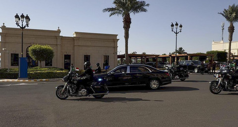 Presiden RI Prabowo Subianto meninggalkan hotel di kawasan Corniche, Jalan Al Kurnaysh, Jeddah, Arab Saudi, Rabu (2/7) untuk bertemu dengan Putra Mahkota/Perdana Menteri Arab Saudi Pangeran Mohammed bin Salman Al Saud di Istana Al-Salam. Foto: Zamachsyari/kumparan
