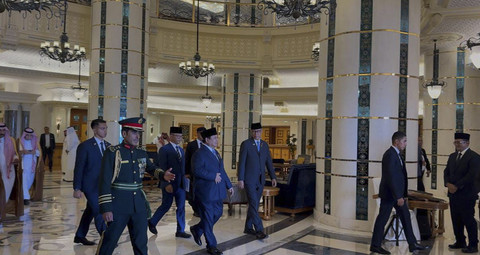 Presiden RI Prabowo Subianto meninggalkan hotel di kawasan Corniche, Jalan Al Kurnaysh, Jeddah, Arab Saudi, Rabu (2/7) untuk bertemu dengan Putra Mahkota/Perdana Menteri Arab Saudi Pangeran Mohammed bin Salman Al Saud di Istana Al-Salam. Foto: Zamachsyari/kumparan