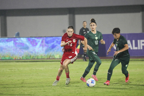 Pemain Timnas Wanita Indonesia Isa Warps beraksi dengan pemain Pakistan pada pertandingan Piala Asia Wanita 2026 antara Indonesia vs Pakistan di Indomilk Arena, Tangerang, Banten, Rabu (2/7/2025). Foto: Dicky Adam Sidiq/kumparan