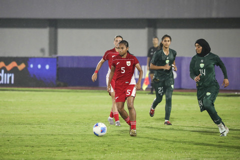 Pemain Timnas Wanita Indonesia Gea Yumanda beraksi dengan pemain Pakistan pada pertandingan Piala Asia Wanita 2026 antara Indonesia vs Pakistan di Indomilk Arena, Tangerang, Banten, Rabu (2/7/2025). Foto: Dicky Adam Sidiq/kumparan