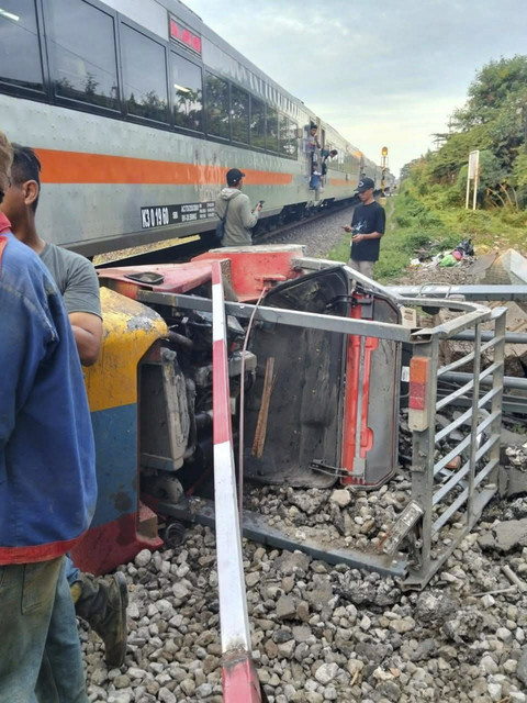 Kereta api (KA) Ambarawa Ekspres menabrak kendaraan forklift di perlintasan sebidang (JPL No. 393) Km 222+6/7 pada petak jalan antara Stasiun Kandangan (KDA) dan Tandes (TES), Surabaya, Rabu (2/7/2025). Foto: dok. KAI Daop 8 Surabaya