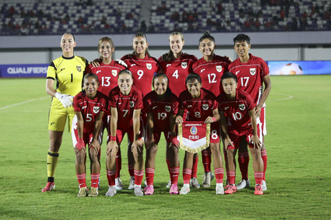 Pemain Timnas Wanita Indonesia berfoto bersama sebelum pertandingan Piala Asia Wanita 2026 antara Indonesia vs Pakistan di Indomilk Arena, Tangerang, Banten, Rabu (2/7/2025). Foto: Dicky Adam Sidiq/kumparan