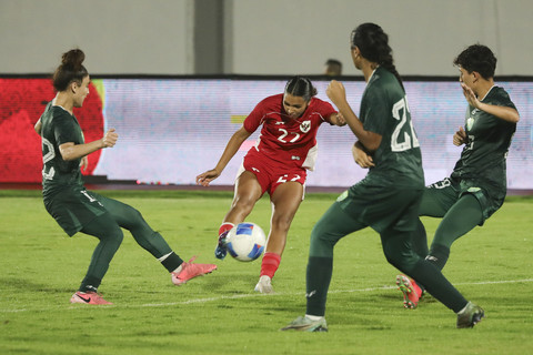 Pemain Timnas Wanita Indonesia Estella Loupattij beraksi dengan pemain Pakistan pada pertandingan Piala Asia Wanita 2026 antara Indonesia vs Pakistan di Indomilk Arena, Tangerang, Banten, Rabu (2/7/2025). Foto: Dicky Adam Sidiq/kumparan