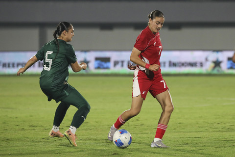 Pemain Timnas Wanita Indonesia De Zeeuw beraksi pada pertandingan Piala Asia Wanita 2026 antara Indonesia vs Pakistan di Indomilk Arena, Tangerang, Banten, Rabu (2/7/2025). Foto: Dicky Adam Sidiq/kumparan
