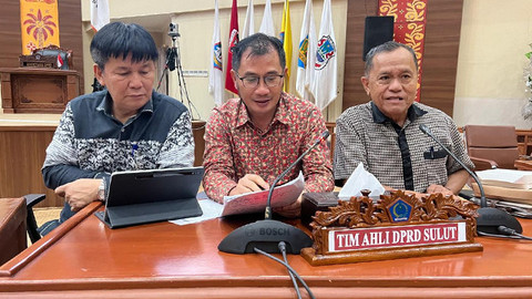 Dekan FISIP Unsrat Manado, DR Ferry Daud Liando (tengah) saat berbicara atas nama tim ahli DPRD Sulawesi Utara.