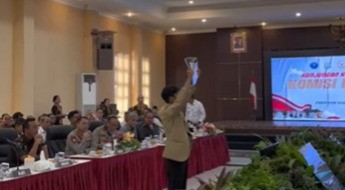 Ketua BEM KM UGM, Tiyo Ardianto, membentangkan poster #BebaskanKawanKami di hadapan Kapolda DIY dan anggota Komisi III DPR RI di Polda DIY, Rabu (2/7). Foto: Dok. BEM KM UGM