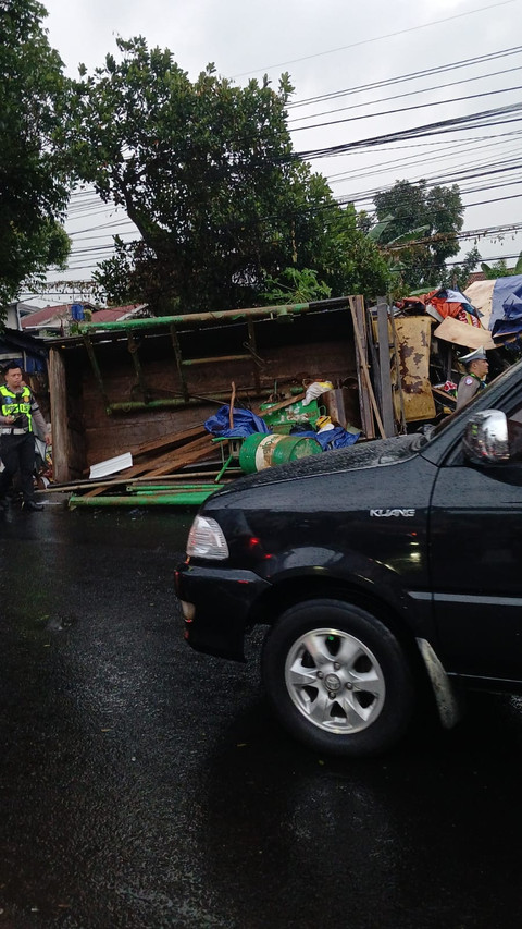 Kecelakaan lalu lintas di Jalan Raya Cugeunang-Cipanas, Kampung Legok, Desa Mekarsari, Kecamatan Cianjur, Kabupaten Cianjur, Jawa Barat, Rabu (2/7). Foto: Dok. Istimewa