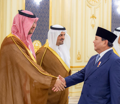 Presiden Prabowo Subianto bertemu dengan Putra Mahkota sekaligus Perdana Menteri Arab Saudi, Pangeran Mohammed bin Salman Al Saud, di Istana Al-Salam, Jeddah, Rabu (2/7). Foto: : Kementerian Media Arab Saudi