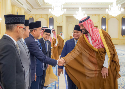 Presiden Prabowo Subianto bertemu dengan Putra Mahkota sekaligus Perdana Menteri Arab Saudi, Pangeran Mohammed bin Salman Al Saud, di Istana Al-Salam, Jeddah, Rabu (2/7). Foto: : Kementerian Media Arab  Saudi
