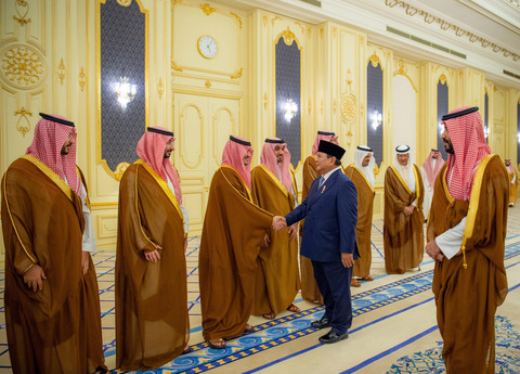 Presiden Prabowo Subianto bertemu dengan Putra Mahkota sekaligus Perdana Menteri Arab Saudi, Pangeran Mohammed bin Salman Al Saud, di Istana Al-Salam, Jeddah, Rabu (2/7). Foto: : Kementerian Media Arab Saudi
