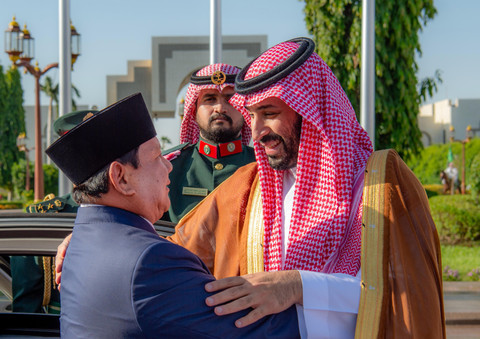 Presiden Prabowo Subianto bertemu dengan Putra Mahkota sekaligus Perdana Menteri Arab Saudi, Pangeran Mohammed bin Salman Al Saud, di Istana Al-Salam, Jeddah, Rabu (2/7). Foto: : Kementerian Media Arab Saudi