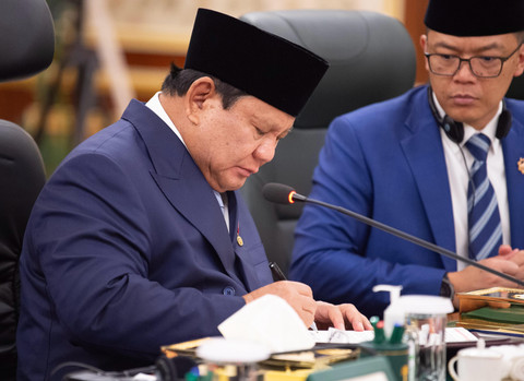 Presiden Prabowo Subianto bertemu dengan Putra Mahkota sekaligus Perdana Menteri Arab Saudi, Pangeran Mohammed bin Salman Al Saud, di Istana Al-Salam, Jeddah, Rabu (2/7). Foto: Kementerian Media Arab Saudi