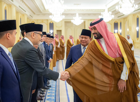 Presiden Prabowo Subianto bertemu dengan Putra Mahkota sekaligus Perdana Menteri Arab Saudi, Pangeran Mohammed bin Salman Al Saud, di Istana Al-Salam, Jeddah, Rabu (2/7). Foto: Kementerian Media Arab Saudi