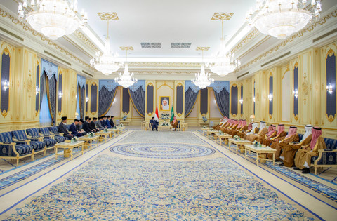 Presiden Prabowo Subianto bertemu dengan Putra Mahkota sekaligus Perdana Menteri Arab Saudi, Pangeran Mohammed bin Salman Al Saud, di Istana Al-Salam, Jeddah, Rabu (2/7). Foto: Kementerian Media Arab Saudi