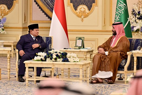 Presiden Prabowo Subianto dan sejumlah menteri kabinet bertemu dengan Pangeran Mohammed bin Salman di Istana Al-Salam, Jeddah, Rabu (2/7). Foto: Foto: Muchlis Jr - Biro Pers Sekretariat Presiden