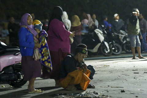 Sejumlah warga menanti pencarian korban KMP Tunu Pratama Jaya yang tenggelam di Selat Bali, Banyuwangi, Jawa Timur, Kamis (3/7/2025). Foto: Budi Candra Setya/ANTARA FOTO